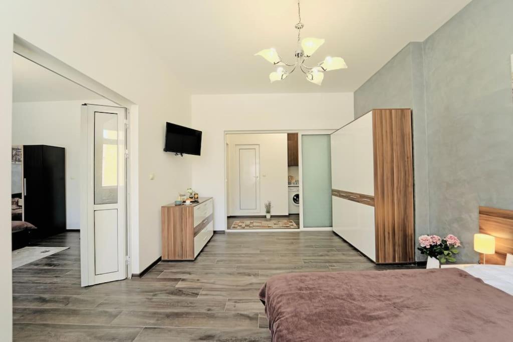 Cozy 2-Bedroom Flat In The Very Center Of صوفيا المظهر الخارجي الصورة
