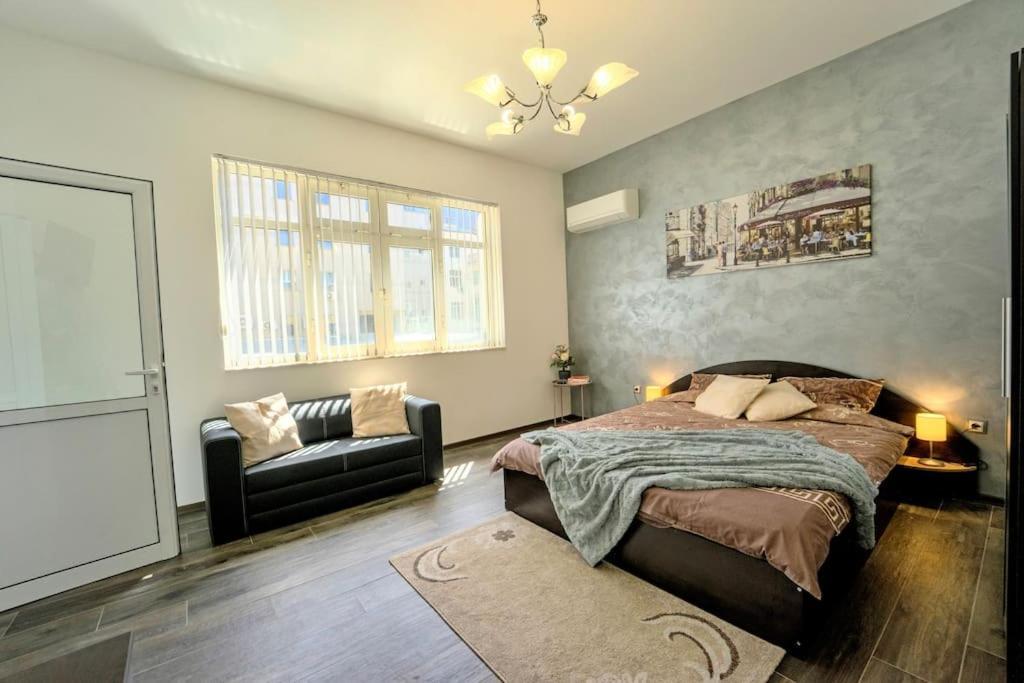 Cozy 2-Bedroom Flat In The Very Center Of صوفيا المظهر الخارجي الصورة