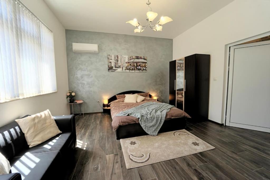 Cozy 2-Bedroom Flat In The Very Center Of صوفيا المظهر الخارجي الصورة